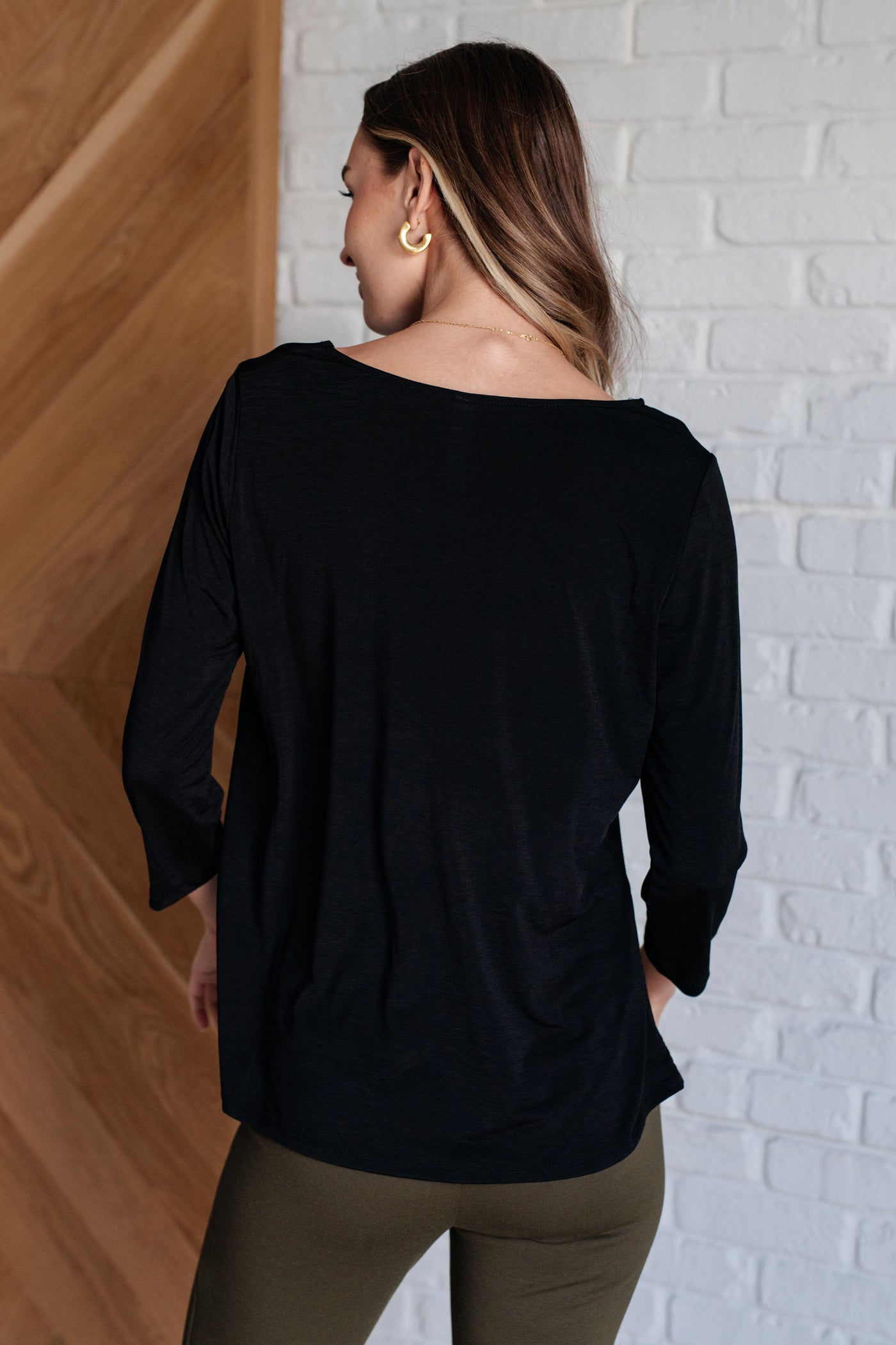 Signature Classic Round Neck Top in Black-Tops-Ave Shops-Market Street Nest, Fashionable Clothing, Shoes and Home Décor Located in Mabank, TX